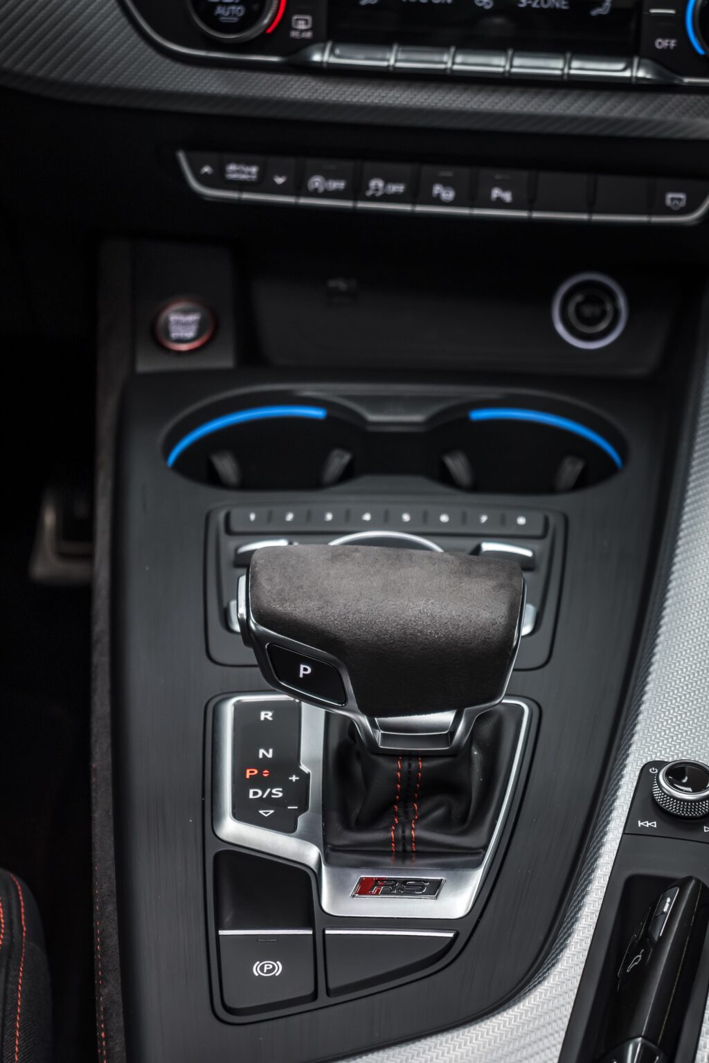 alt = "Audi RS4 Avant 2.9 Quattro interiores"